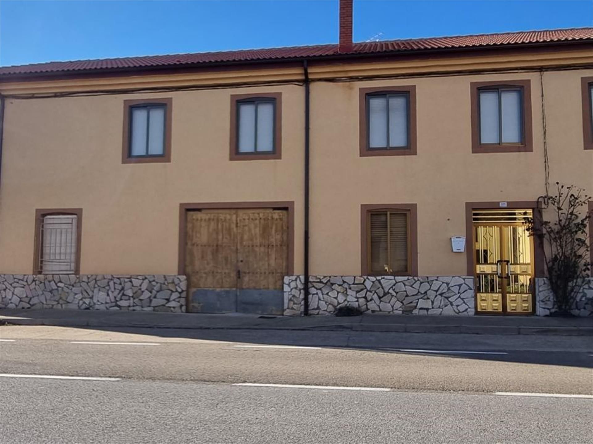 Vista exterior de Casa adosada en venda en Destriana amb Calefacció, Terrassa i Traster