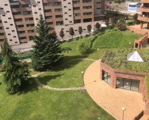 Terrassa de Apartament de lloguer en Oviedo  amb Piscina i Balcó