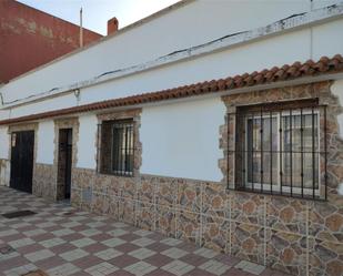 Vista exterior de Casa adosada en venda en La Línea de la Concepción amb Piscina