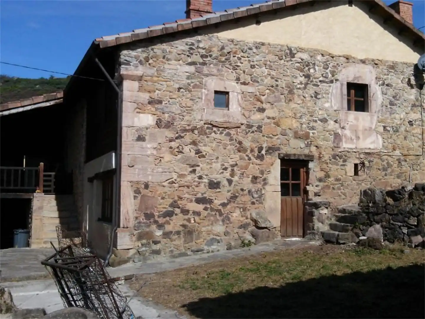 Vista exterior de Casa o xalet en venda en Teverga amb Terrassa i Balcó