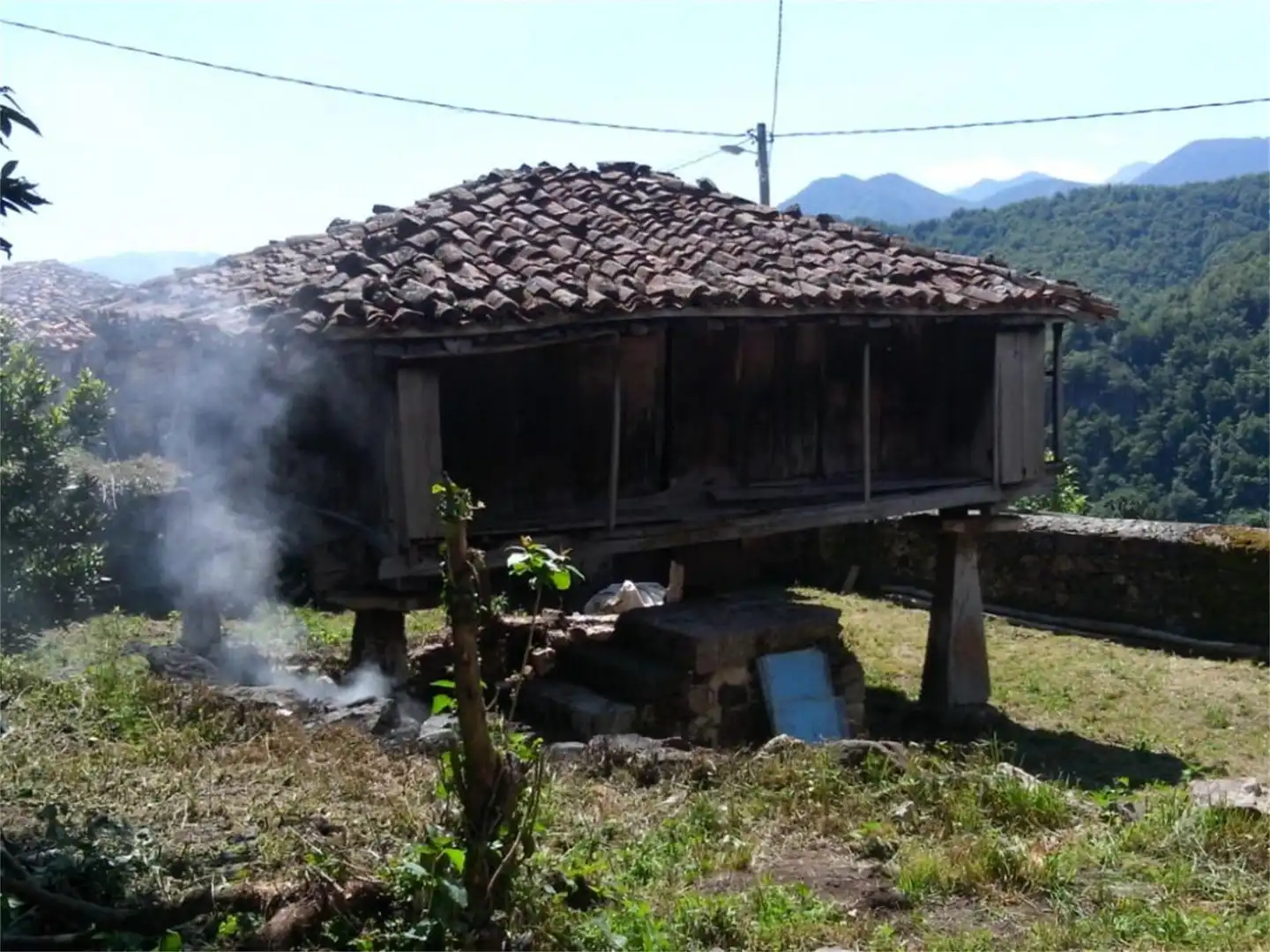 Vista exterior de Casa o xalet en venda en Teverga amb Terrassa i Balcó