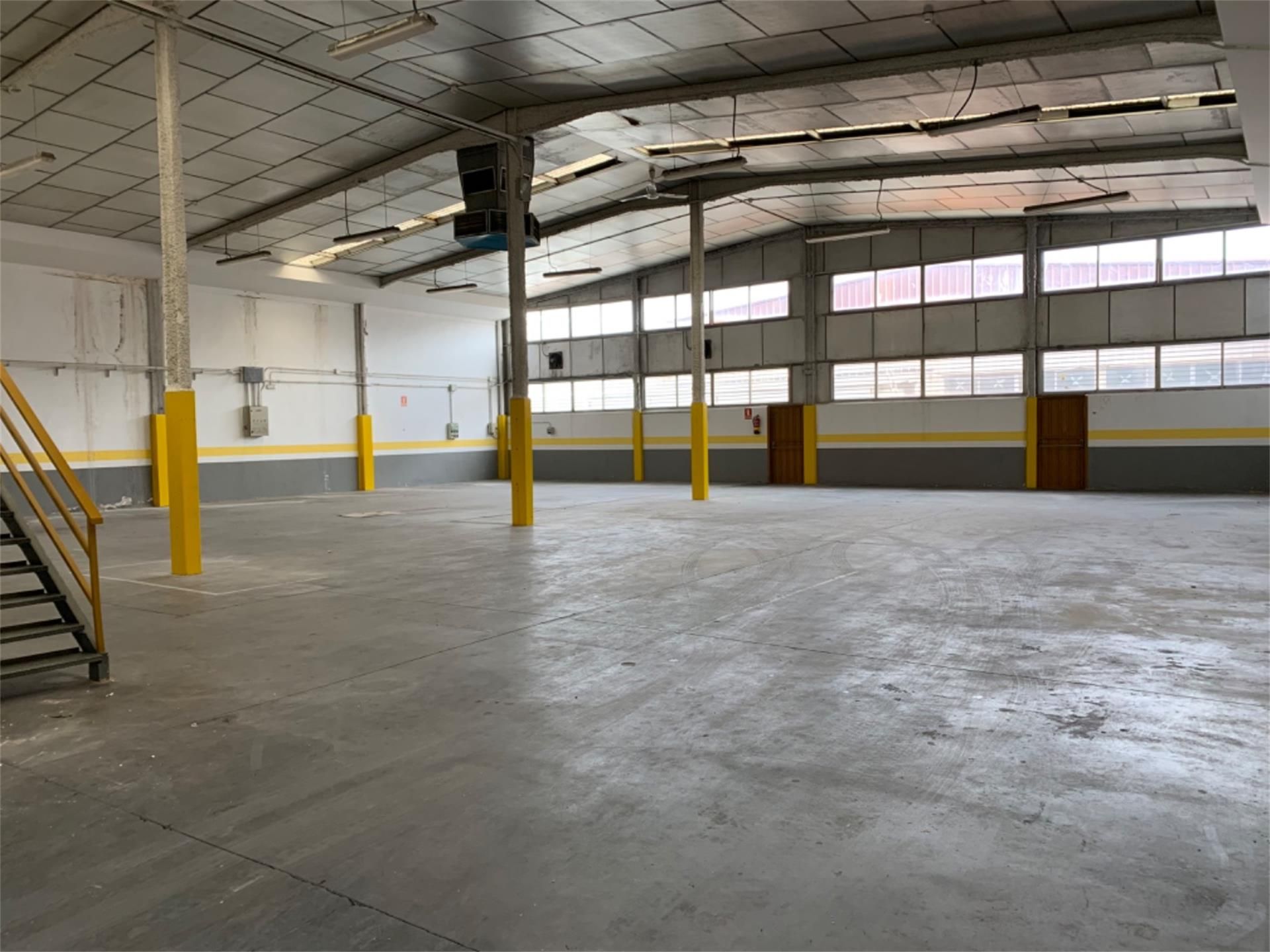 Industrial buildings to rent in Pinto  with Air Conditioner and Heating