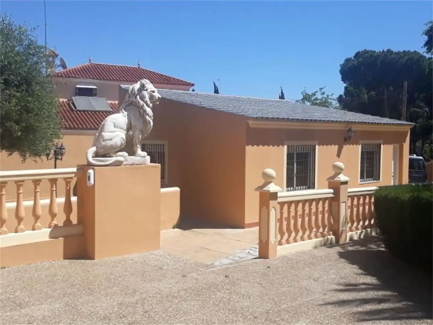 Vista exterior de Piso en venta en Alcalá de Guadaira con Jardín privado, Piscina y Amueblado