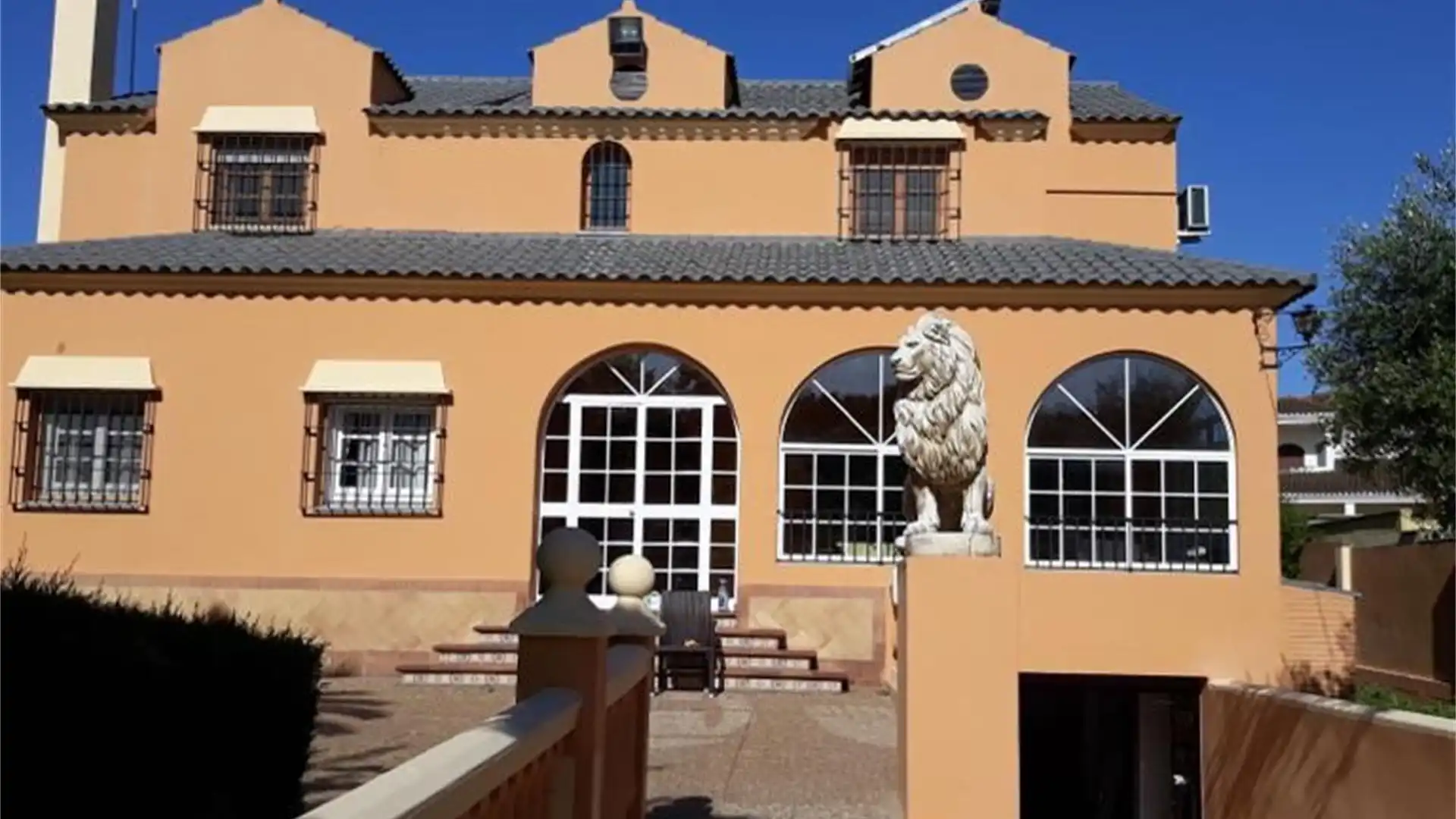 Vista exterior de Piso en venta en Alcalá de Guadaira con Jardín privado, Piscina y Amueblado