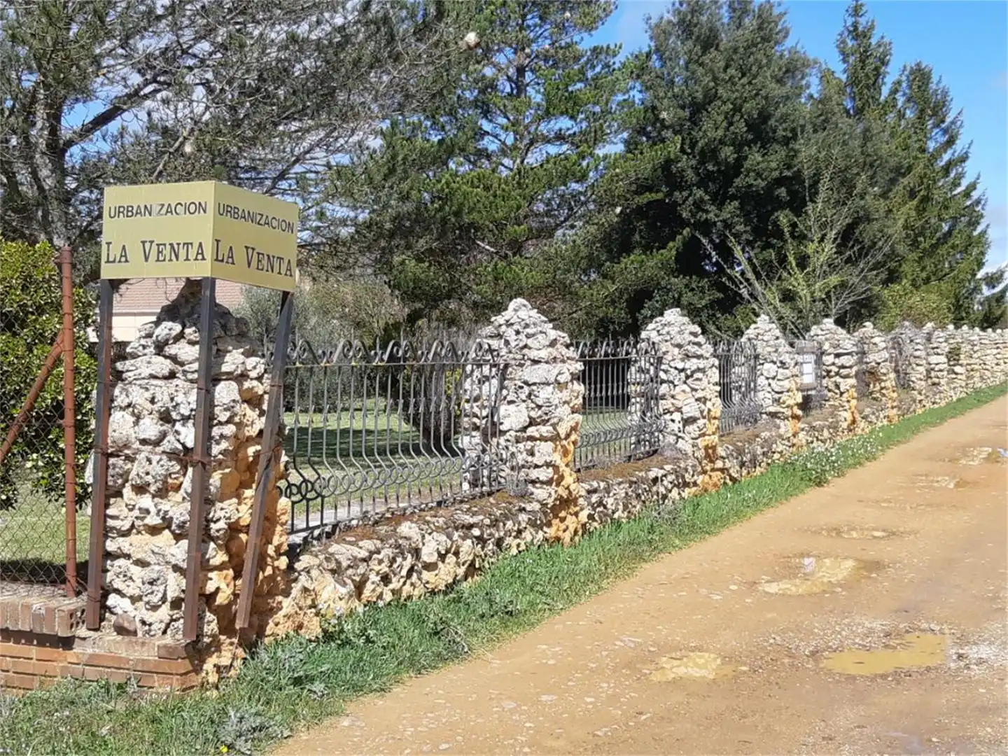 Casa o xalet en venda a Urbanización La Venta, 3, Becerril de Campos Vista exterior de Casa o xalet en venda en Becerril de Campos amb Calefacció, Jardí privat i Traster