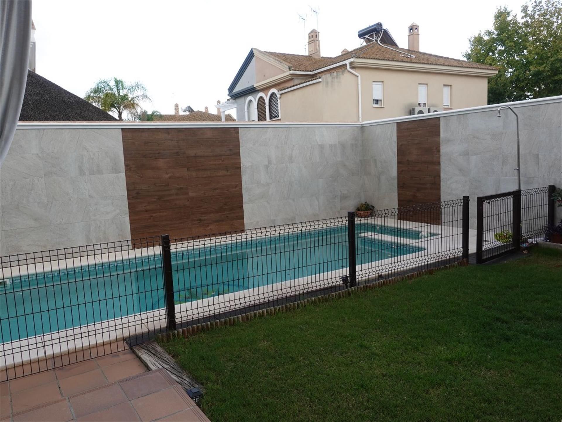 Swimming pool of House or chalet for sale in Utrera  with Air Conditioner, Heating and Private garden