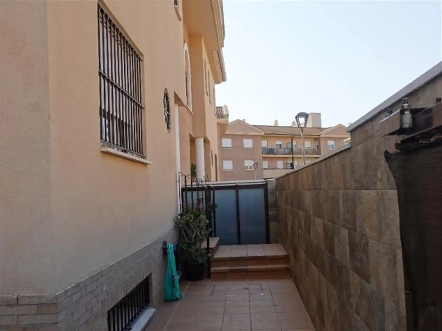 Vista exterior de Casa o xalet en venda en Utrera amb Aire condicionat, Calefacció i Jardí privat