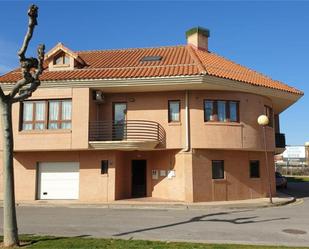 Vista exterior de Casa o xalet en venda en Lardero amb Aire condicionat, Terrassa i Piscina