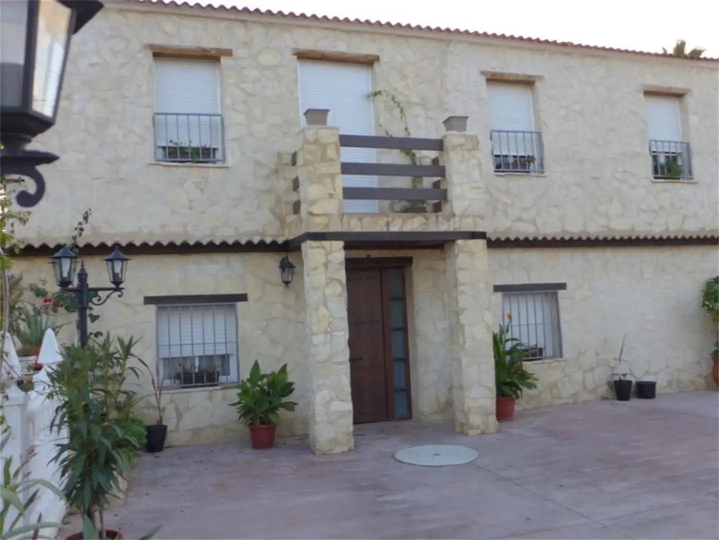 Einfamilien-Reihenhaus zum Verkauf in Calle Priego, Cabra Außenansicht von Einfamilien-Reihenhaus zum Verkauf in Cabra mit Privatgarten, Terrasse und Abstellraum