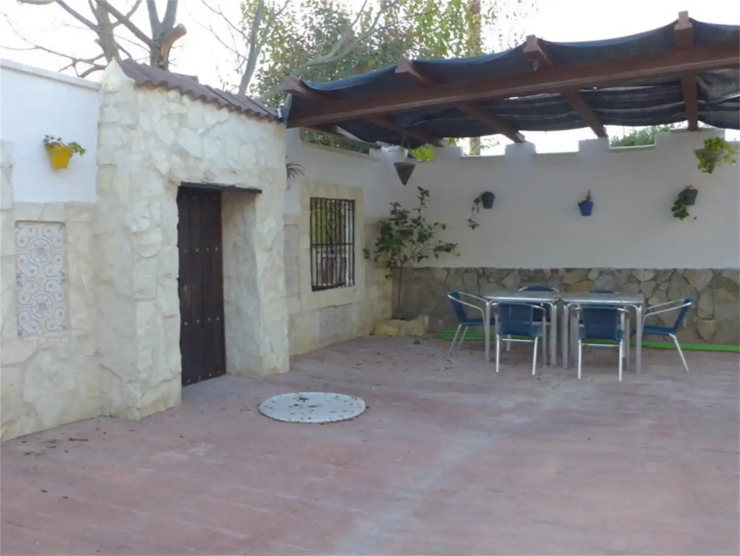 Einfamilien-Reihenhaus zum Verkauf in Calle Priego, Cabra Terrasse von Einfamilien-Reihenhaus zum Verkauf in Cabra mit Privatgarten, Terrasse und Abstellraum