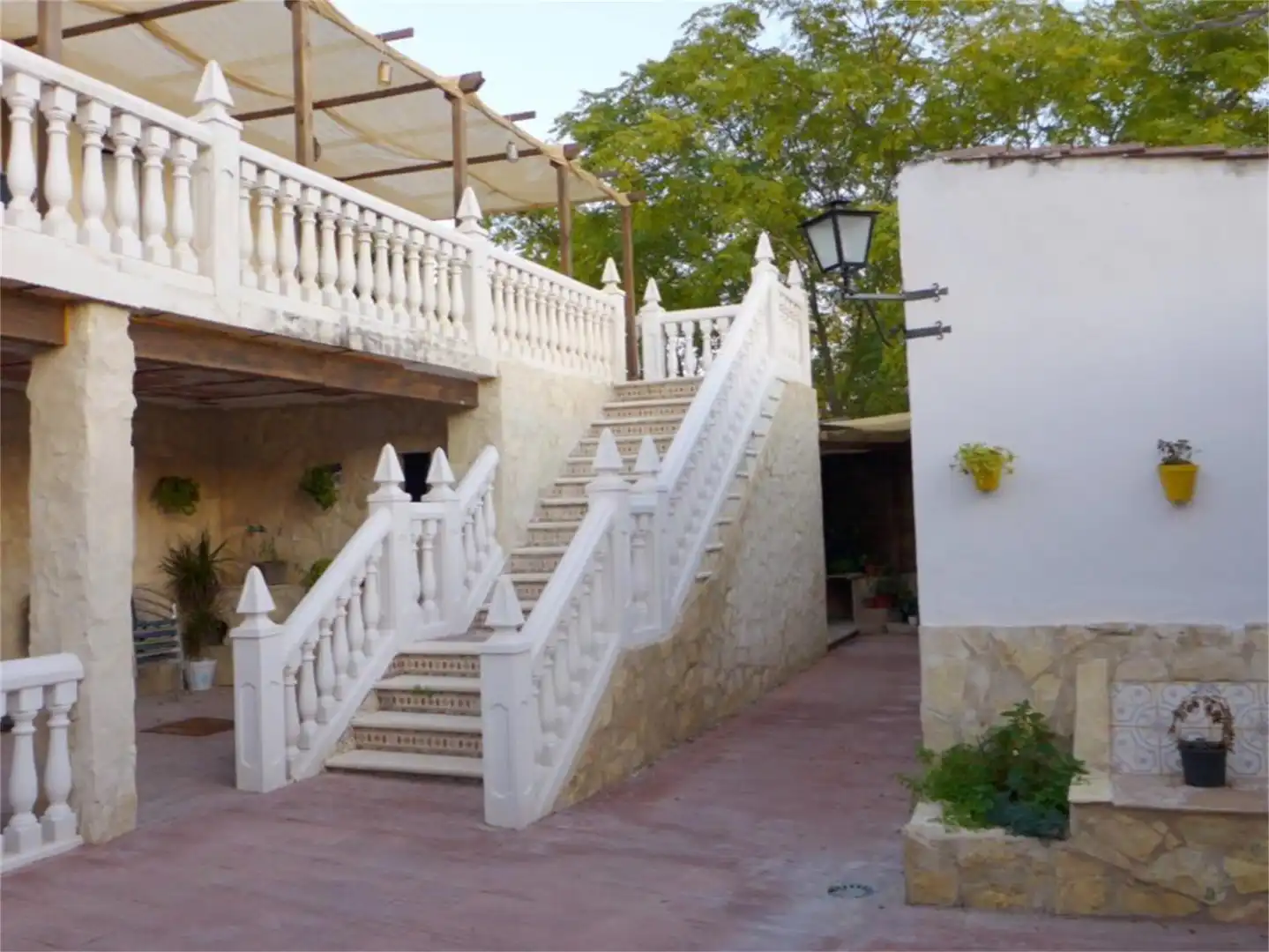 Einfamilien-Reihenhaus zum Verkauf in Calle Priego, Cabra Einfamilien-Reihenhaus zum Verkauf in Cabra mit Privatgarten, Terrasse und Abstellraum