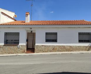 Vista exterior de Casa adosada en venda en Villanueva de Bogas amb Calefacció