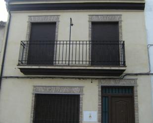Vista exterior de Casa adosada en venda en Torreperogil amb Balcó