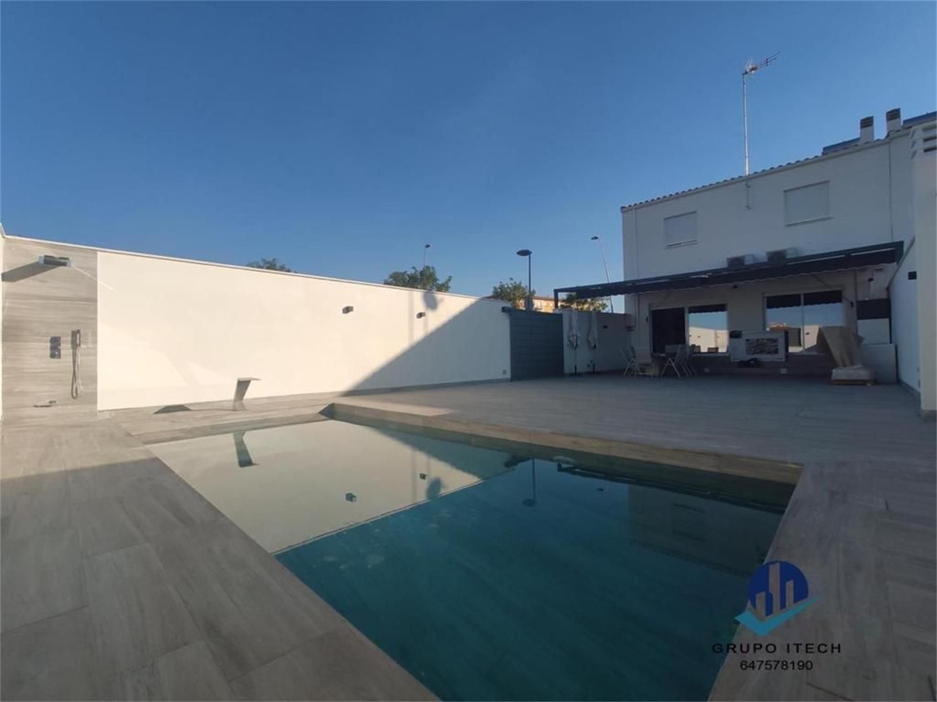 Piscina de Dúplex en venda en Villanueva de la Serena amb Aire condicionat, Calefacció i Terrassa