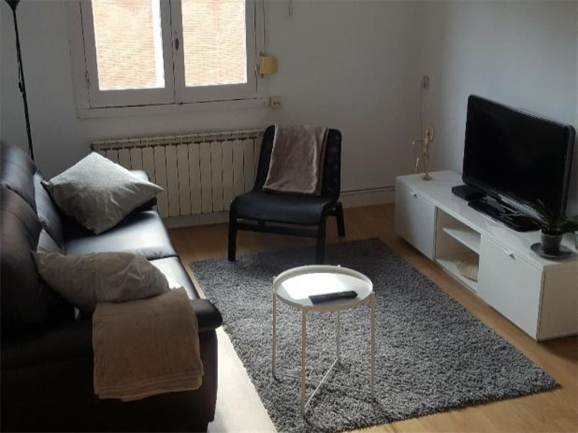 Living room of Flat to share in Oviedo   with Private garden, Parquet flooring and Furnished