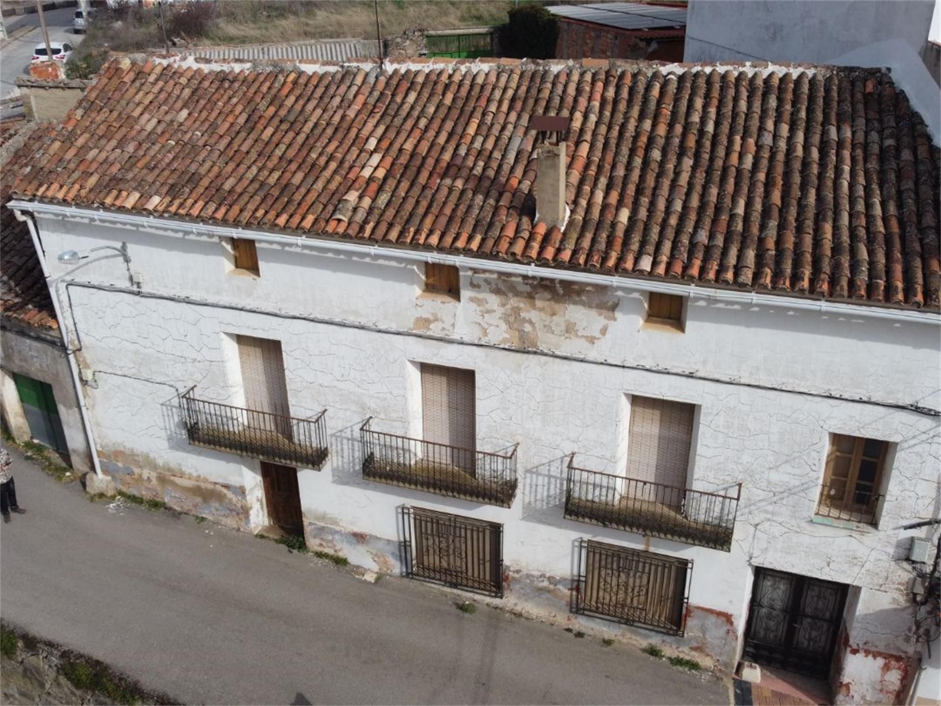 Vista exterior de Casa adosada en venda en Cañete amb Jardí privat, Terrassa i Traster