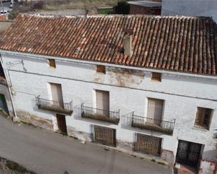 Vista exterior de Casa adosada en venda en Cañete amb Terrassa i Balcó