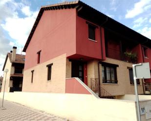 Vista exterior de Casa adosada en venda en Villaquilambre amb Terrassa i Balcó