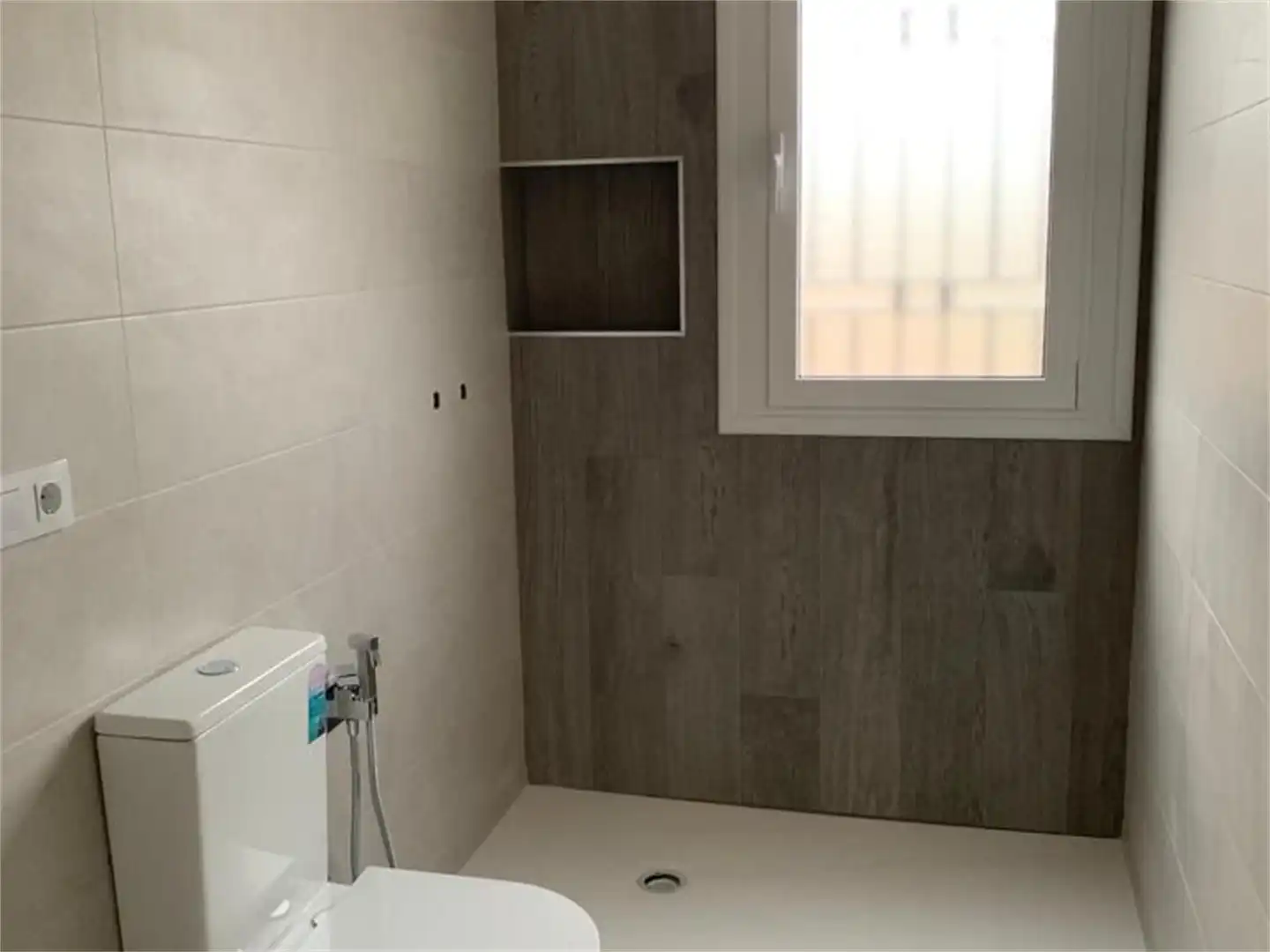 Erdgeschoss zum Verkauf in Calle Las Aguas 14, Villanueva de la Serena Badezimmer von Erdgeschoss zum Verkauf in Villanueva de la Serena mit Klimaanlage, Privatgarten und Terrasse
