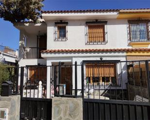 Vista exterior de Casa adosada en venda en Ogíjares amb Aire condicionat, Terrassa i Piscina