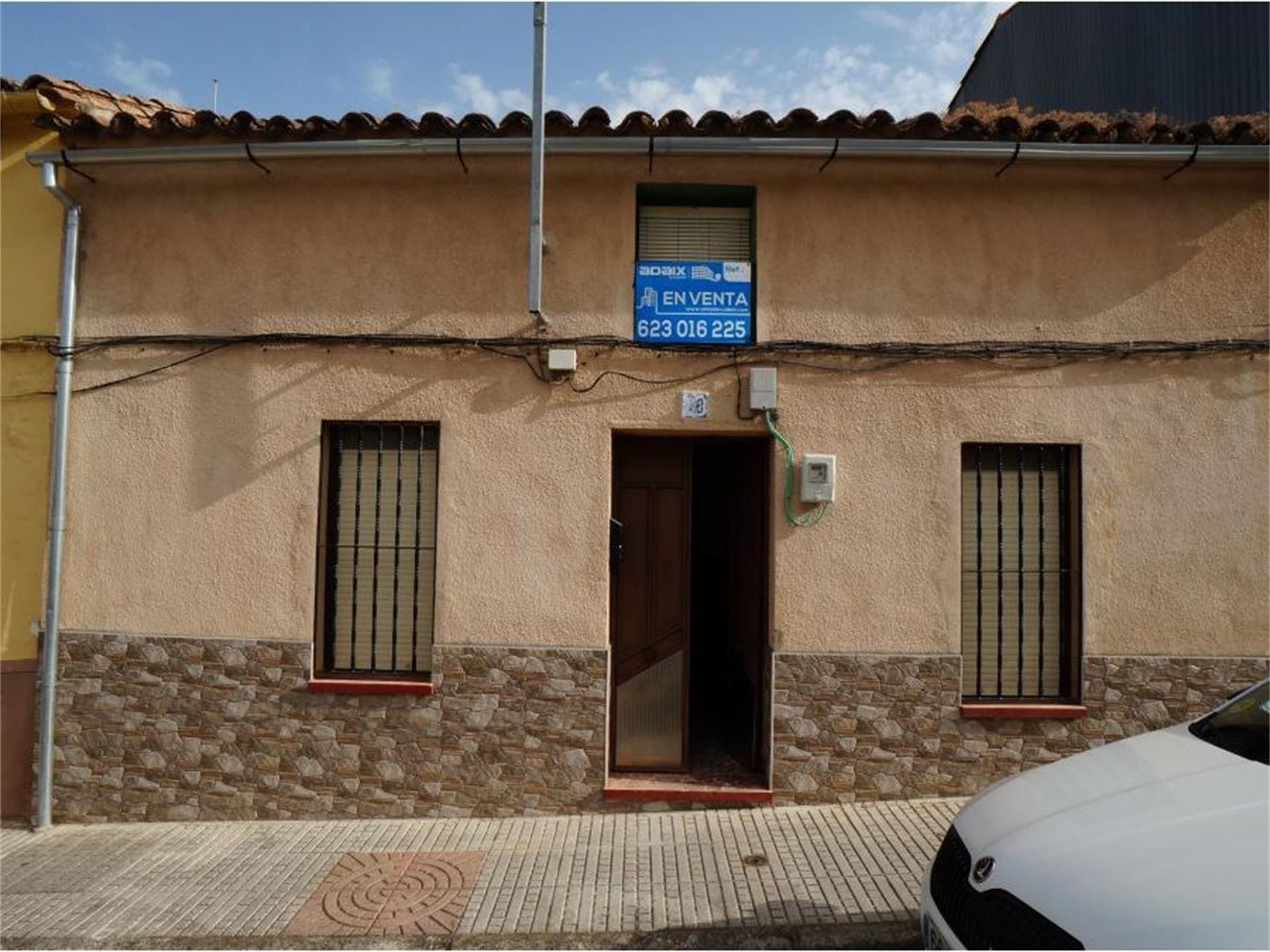 Außenansicht von Einfamilien-Reihenhaus zum Verkauf in Almadén mit Terrasse und Möbliert