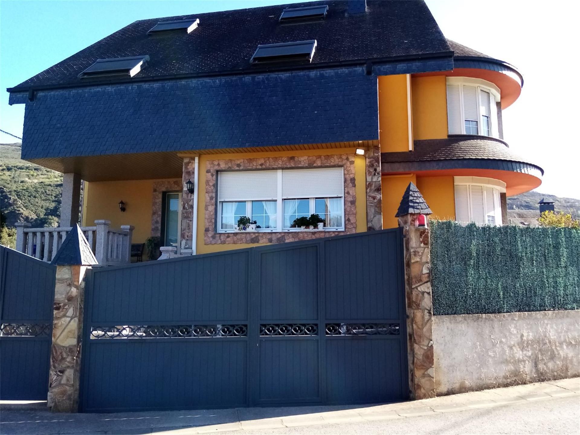 Exterior view of House or chalet for sale in O Barco de Valdeorras    with Heating, Private garden and Parquet flooring