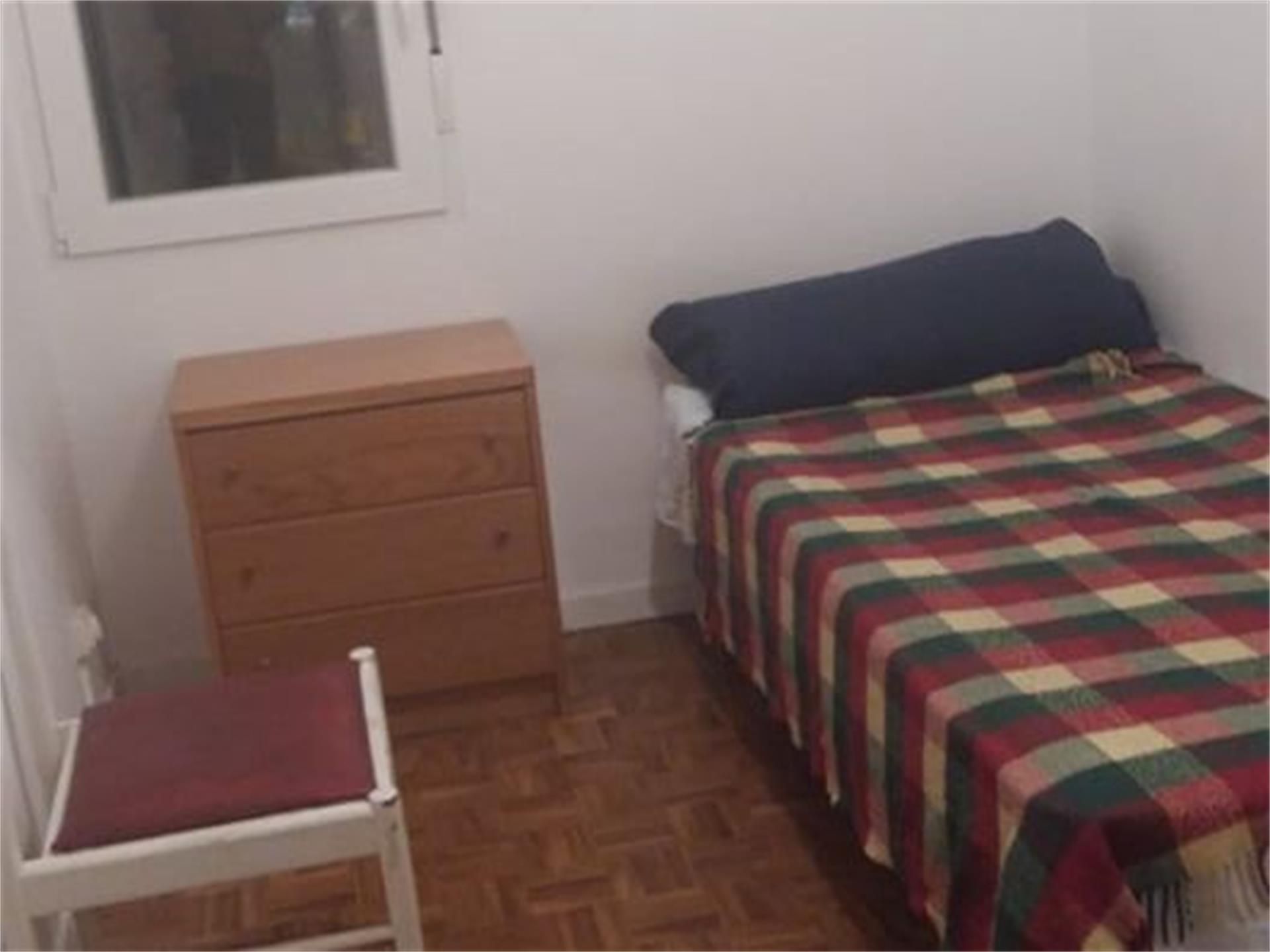 Habitación de Piso para compartir en  Madrid Capital con Amueblado y Balcón