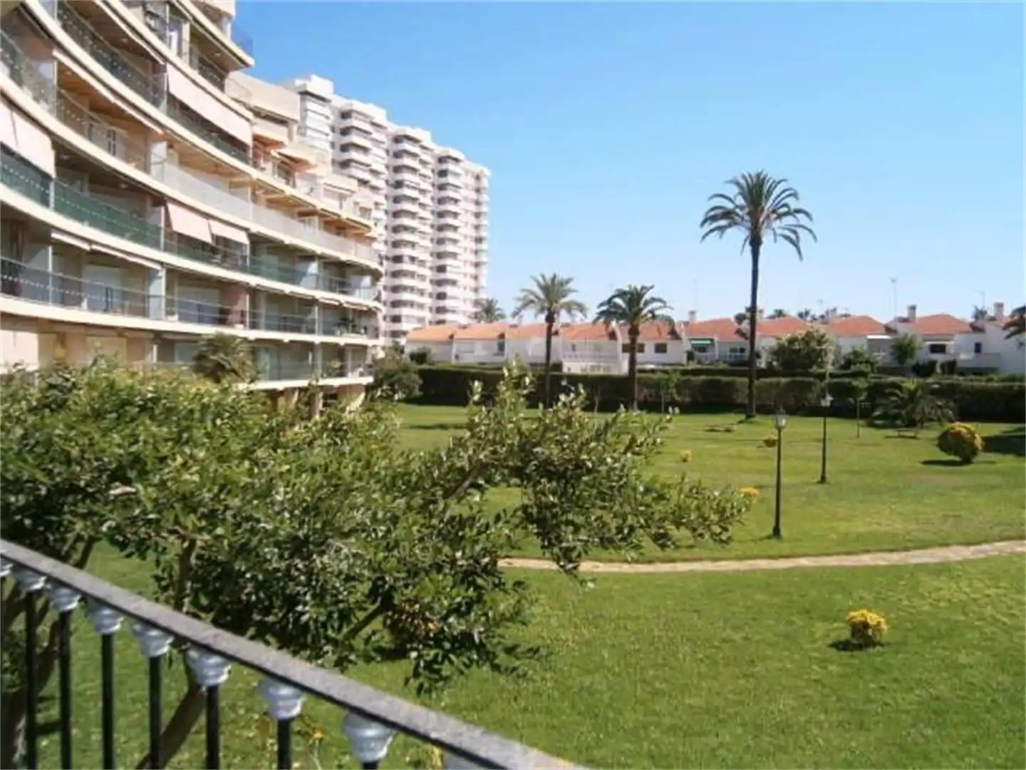 Vista exterior de Apartamento de alquiler en Gandia con Jardín privado, Terraza y Piscina