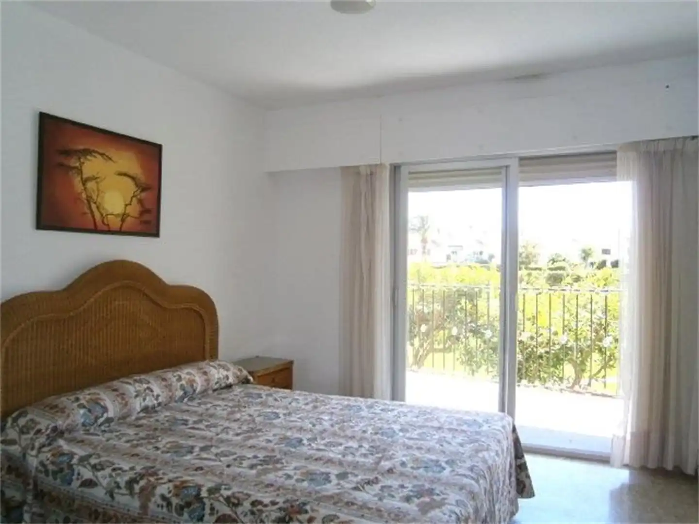 Habitación de Apartamento de alquiler en Gandia con Jardín privado, Terraza y Piscina
