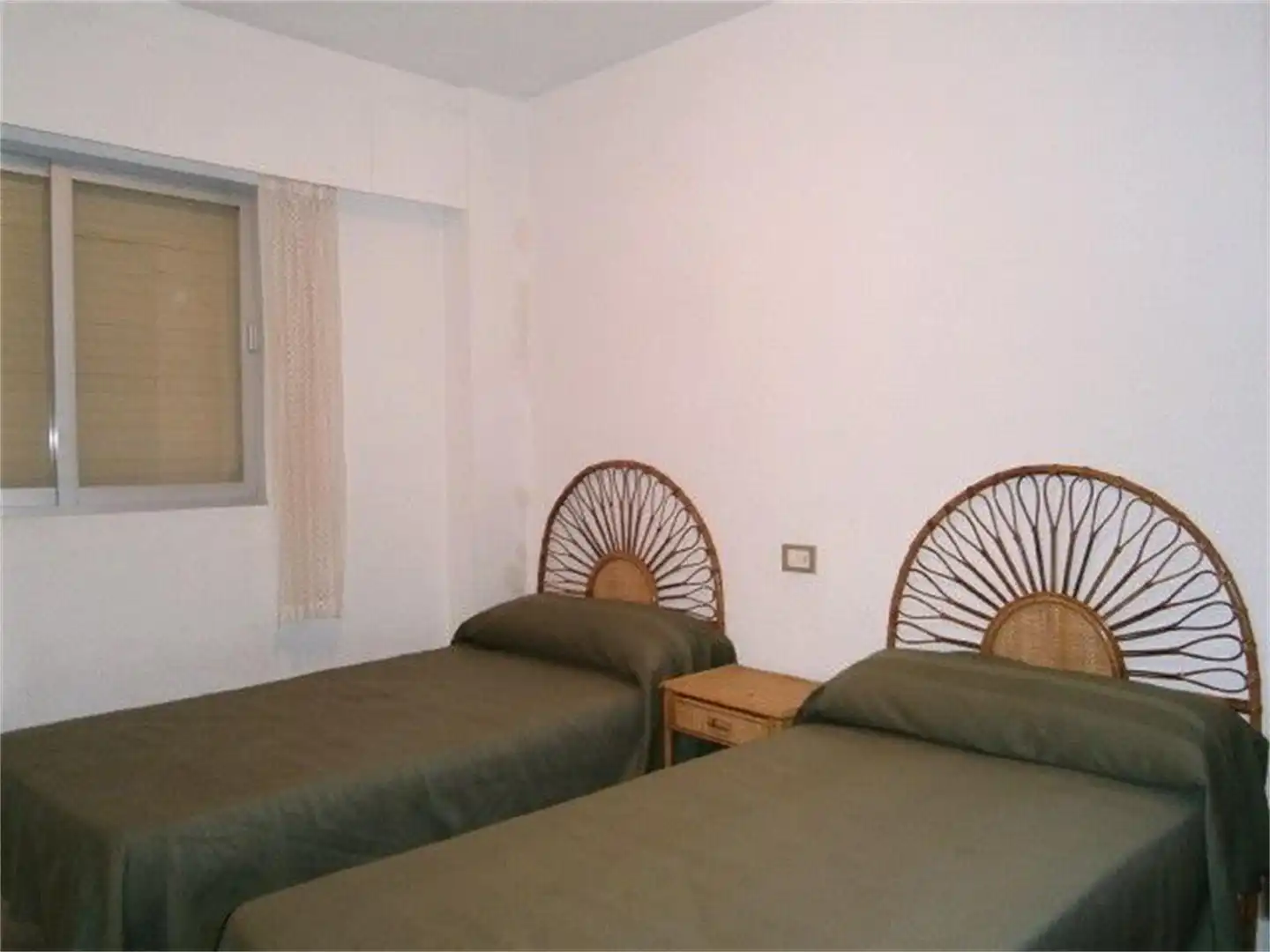Habitación de Apartamento de alquiler en Gandia con Jardín privado, Terraza y Piscina