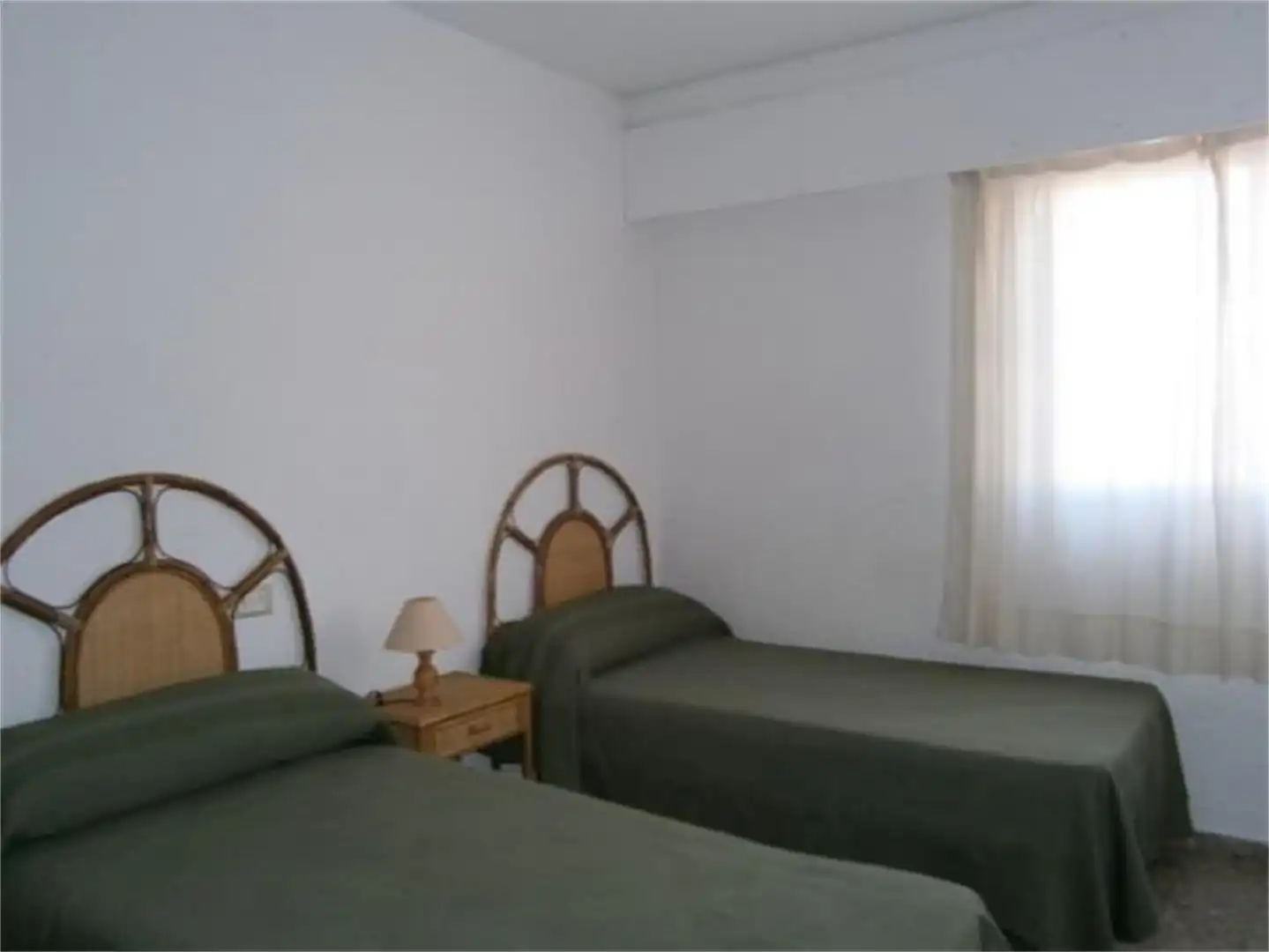 Habitación de Apartamento de alquiler en Gandia con Jardín privado, Terraza y Piscina