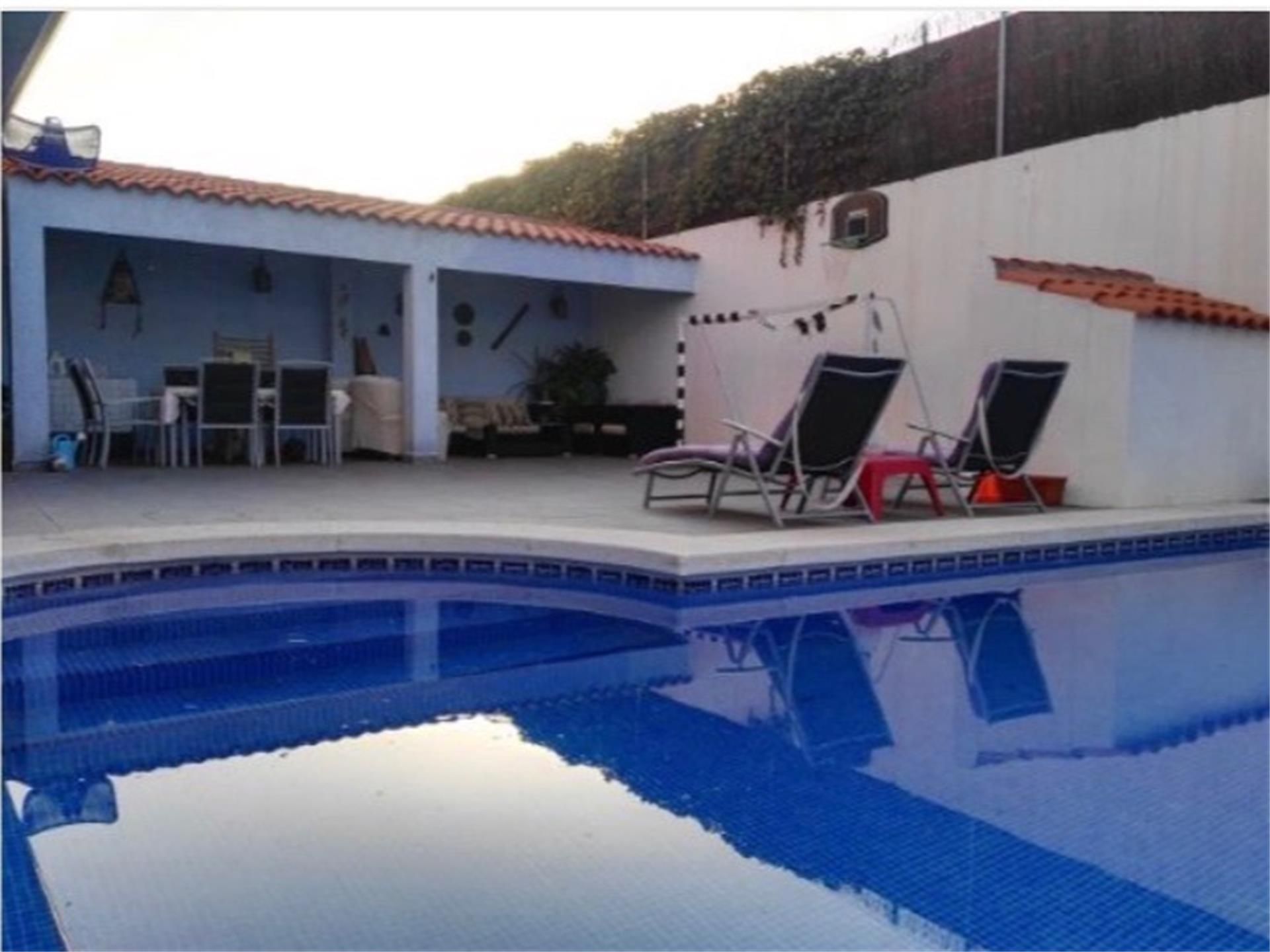 Piscina de Casa adosada en venda en Poblete amb Calefacció, Jardí privat i Terrassa