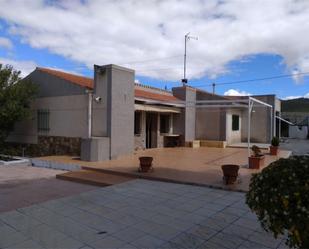 Vista exterior de Casa o xalet en venda en Almansa amb Aire condicionat, Terrassa i Piscina