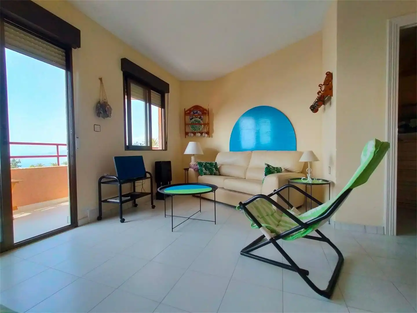 Apartamento de alquiler en Playa del Castellar, Playa Grande - Castellar Sala de estar de Apartamento de alquiler en Mazarrón con Aire acondicionado, Terraza y Amueblado