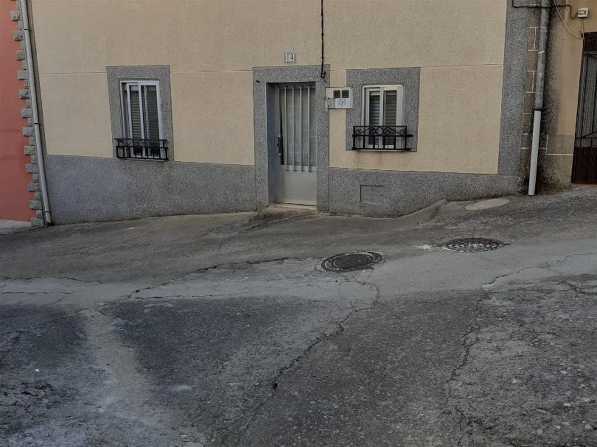 Vista exterior de Casa adosada en venda en Fuenteguinaldo amb Calefacció i Moblat