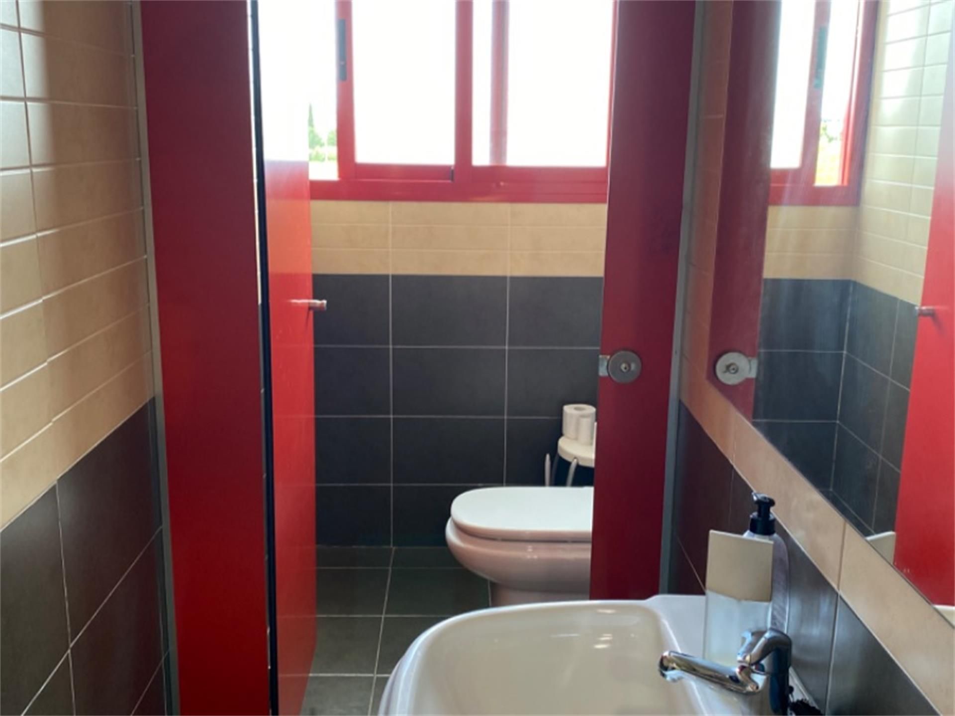 Baño de Nave industrial en venta en  Madrid Capital con Aire acondicionado, Calefacción y Amueblado