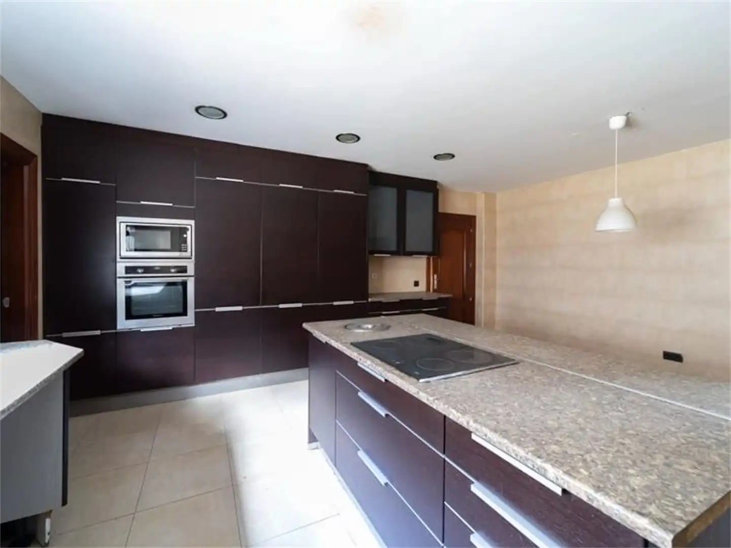 Casa o xalet en venda a Mirasierra Cuina de Casa o xalet en venda en Madrid amb Aire condicionat, Calefacció i Jardí privat