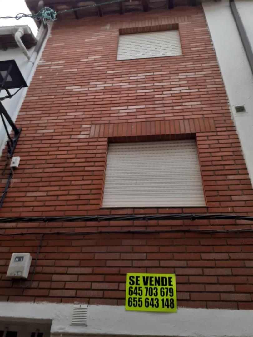 Vista exterior de Casa adosada en venda en San Martín de Trevejo amb Balcó