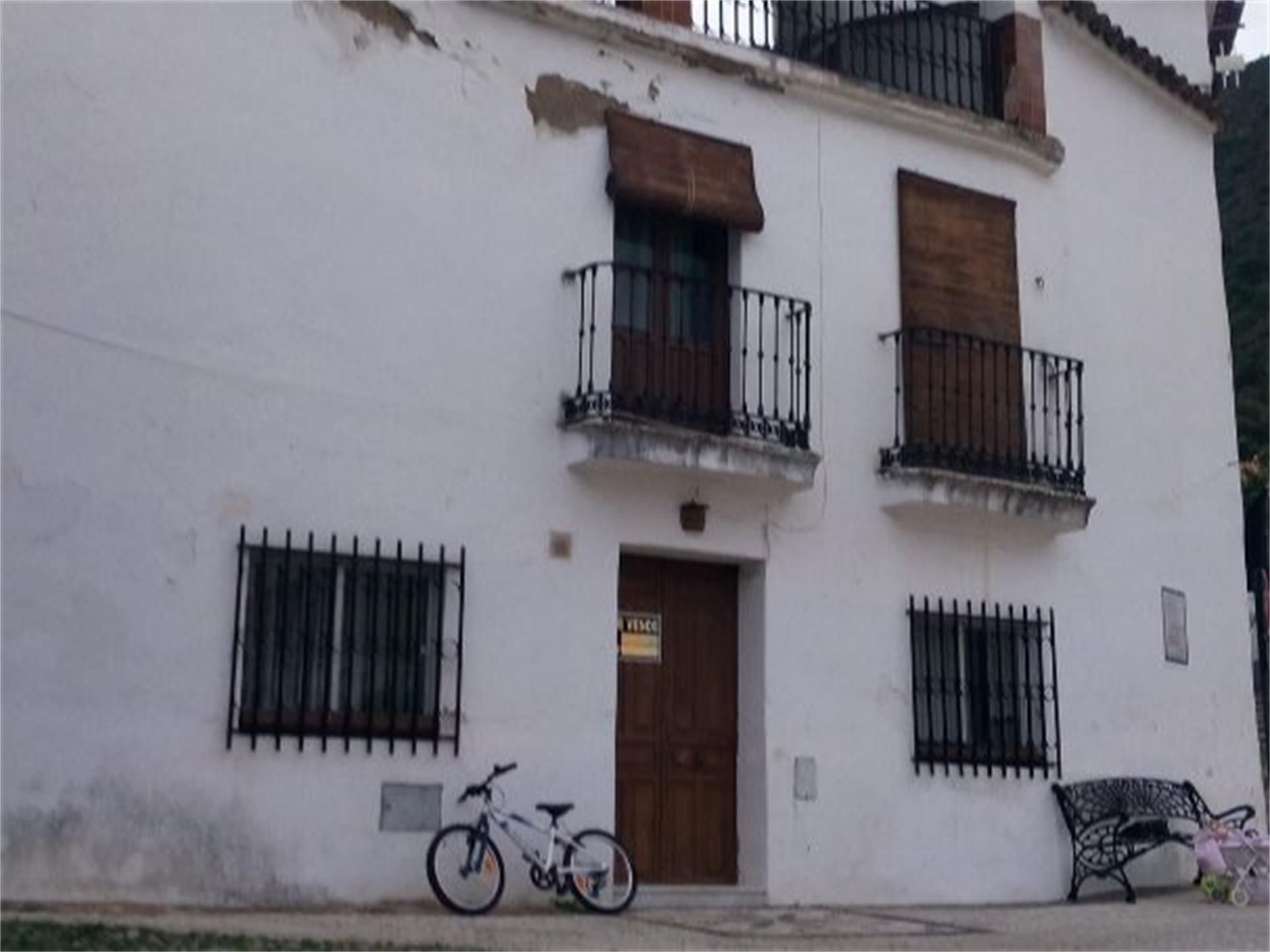 Vista exterior de Casa adosada en venda en Linares de la Sierra amb Terrassa i Balcó