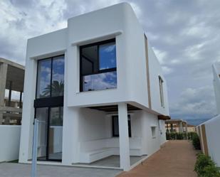 Vista exterior de Casa o xalet en venda en L'Alfàs del Pi amb Aire condicionat, Terrassa i Piscina