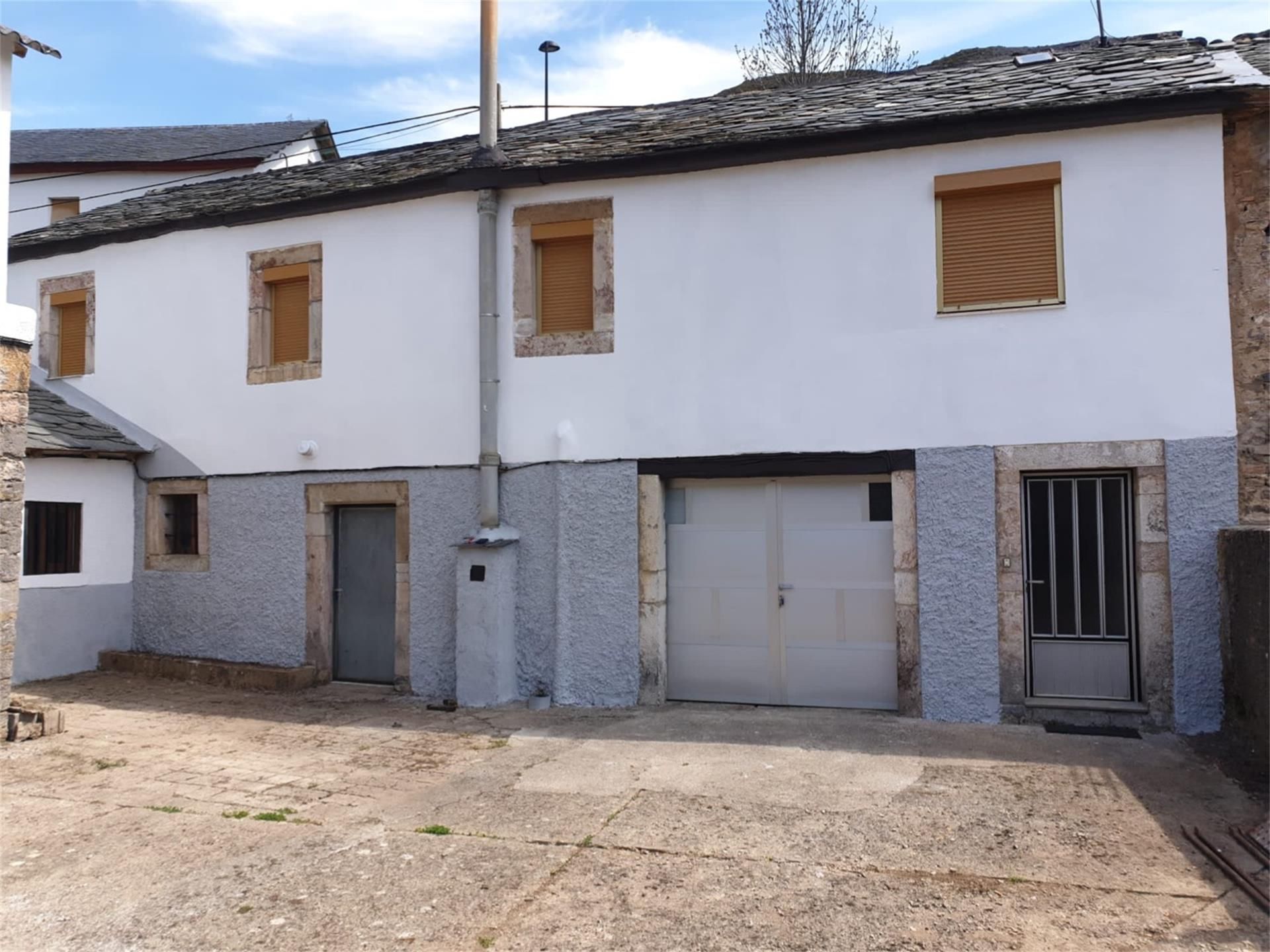 Außenansicht von Country house zum verkauf in Cabrillanes