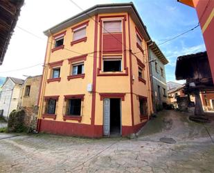 Vista exterior de Casa adosada en venda en Riosa amb Terrassa