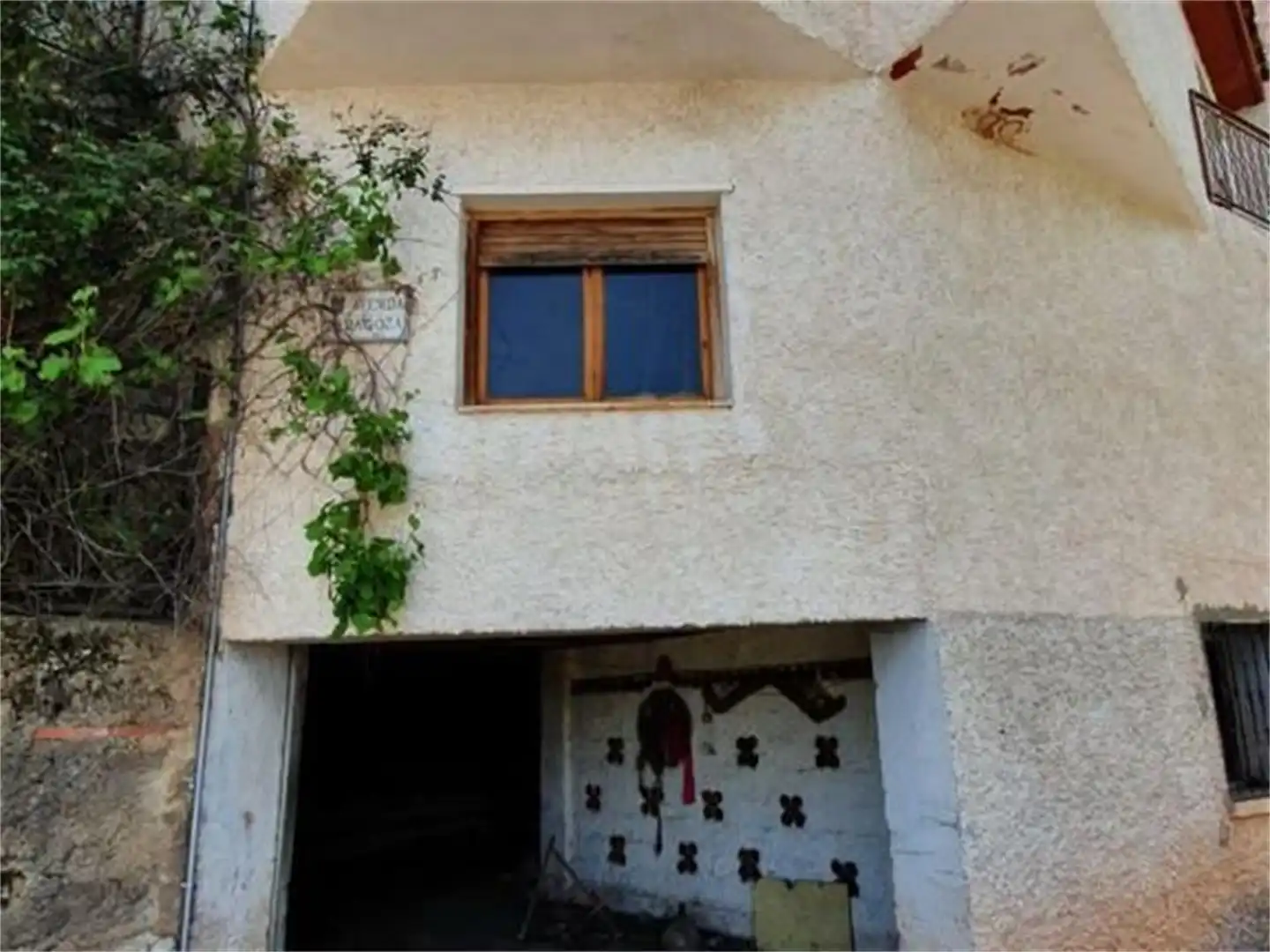 Außenansicht von Einfamilien-Reihenhaus zum Verkauf in El Frasno mit Privatgarten und Balkon