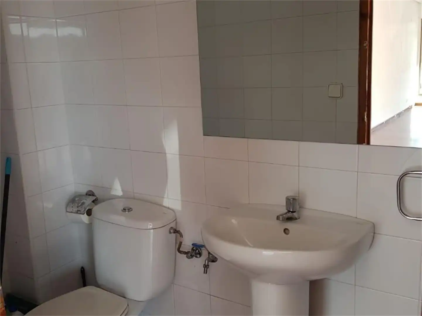Bathroom of Commercial properties for sale in La Puebla de Montalbán