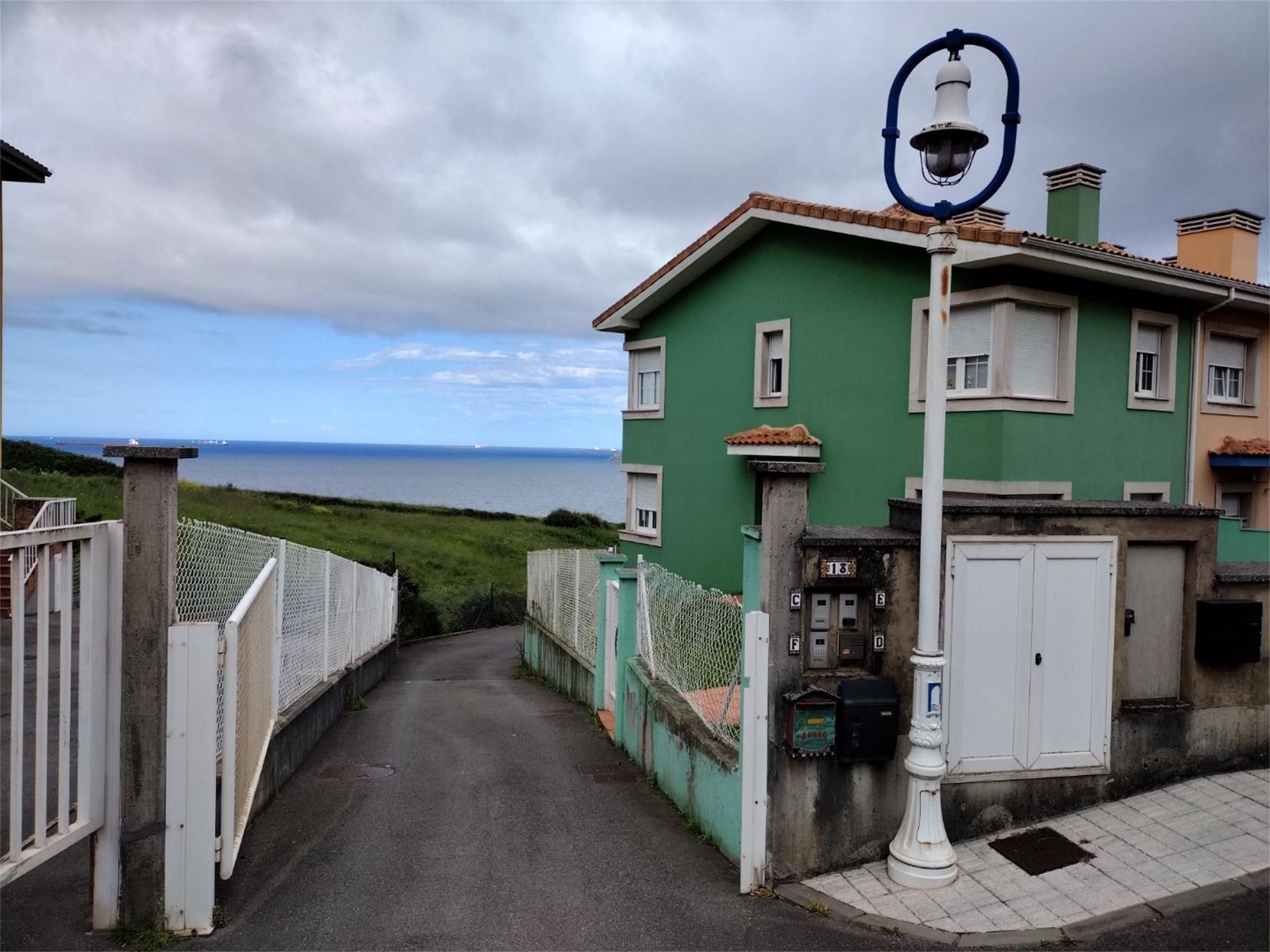 Vista exterior de Casa o xalet en venda en Carreño amb Calefacció, Jardí privat i Parquet