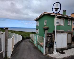 Vista exterior de Casa o xalet en venda en Carreño amb Calefacció, Jardí privat i Parquet