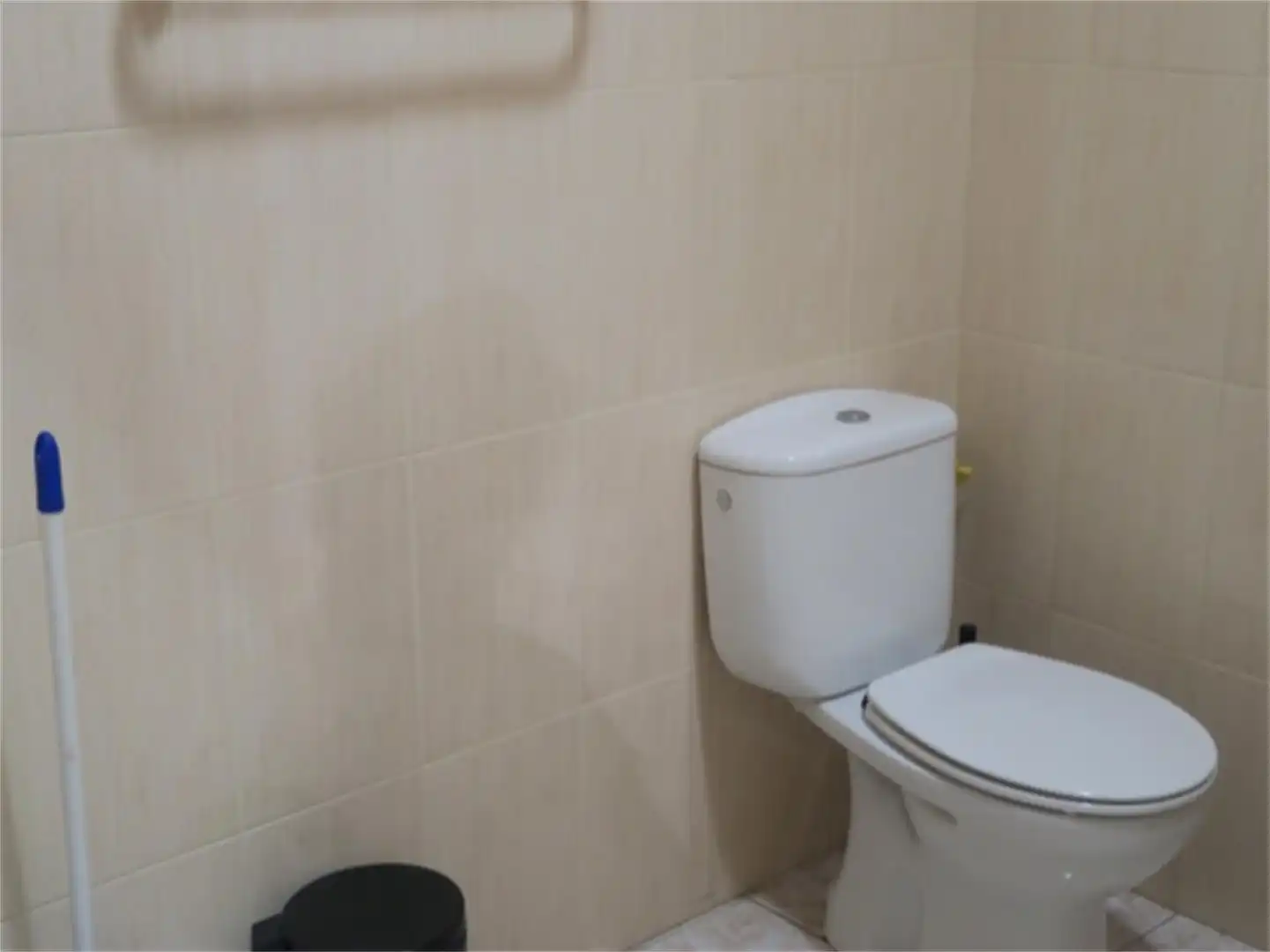 Baño de Local de alquiler en Torrent con Aire acondicionado y Amueblado