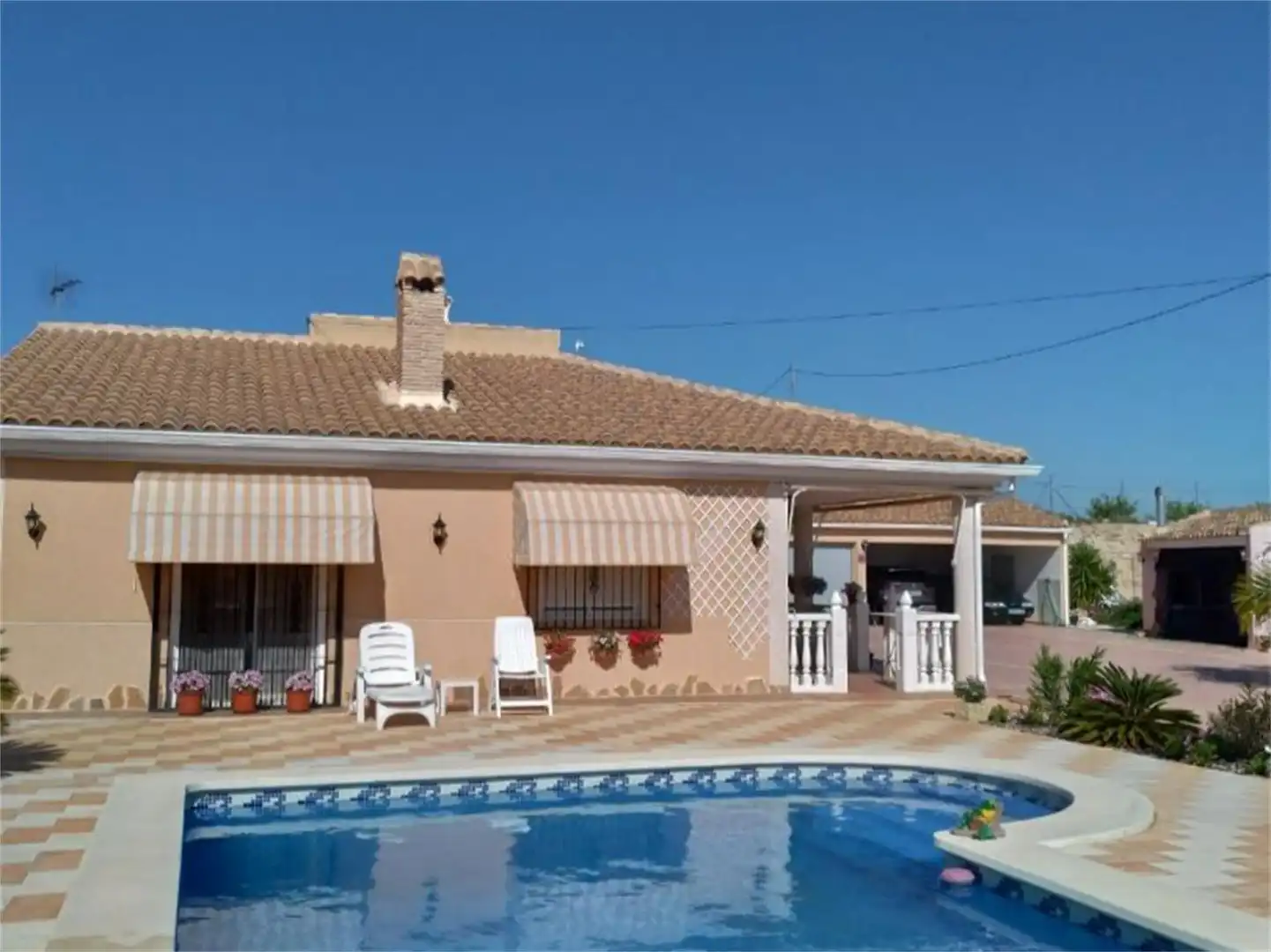 Außenansicht von Wohnung zum Verkauf in Fortuna mit Privatgarten, Terrasse und Abstellraum