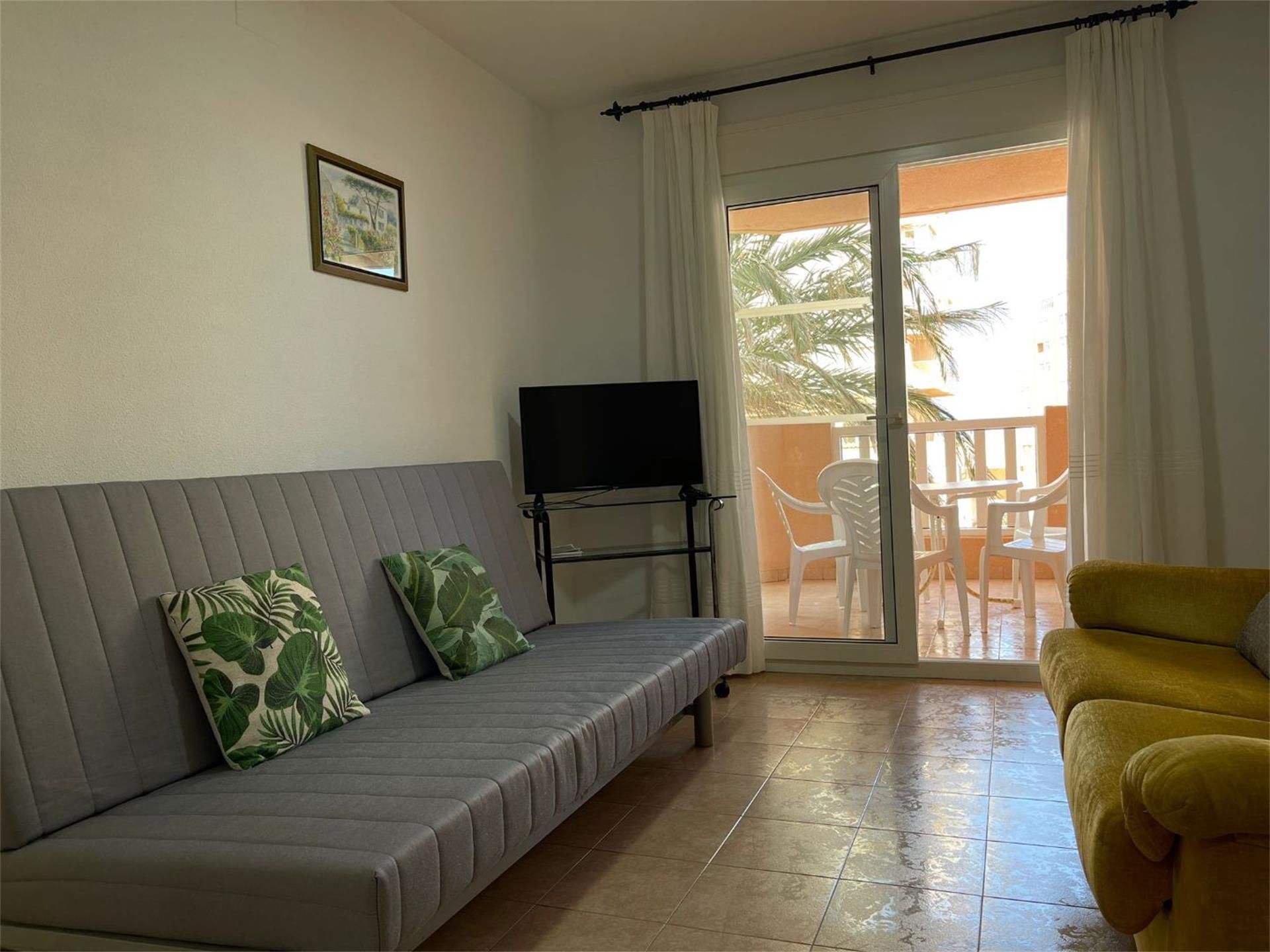 Sala d'estar de Apartament de lloguer en Cuenca Capital amb Aire condicionat, Piscina i Moblat