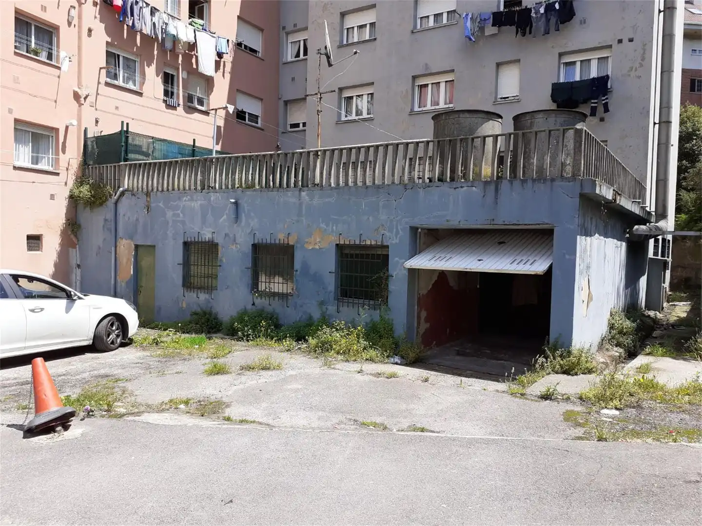 Vista exterior de Local en venta en Avilés